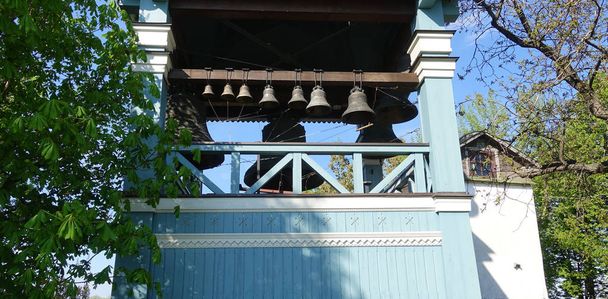 Колокольня православной церкви с колоколами
 - Фото, изображение