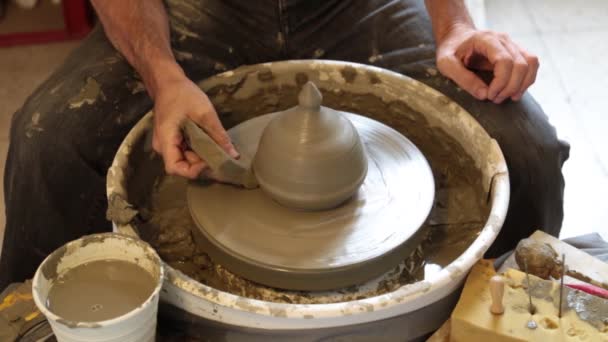 Ceramista en el trabajo sobre rueda de alfarero en el taller
 - Metraje, vídeo