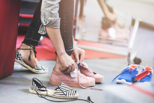 Femme essayant des chaussures en magasin
 - Photo, image