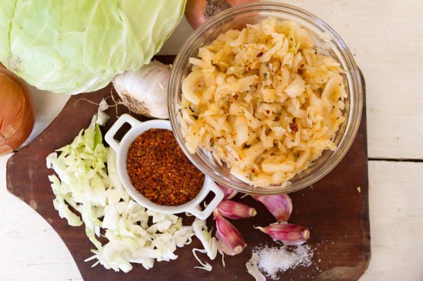Handgemachte Zubereitung von Sauerkraut und Kohl-Kimchi - Foto, Bild