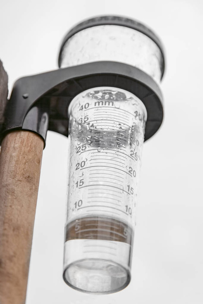 Meteorologie met regenmeter in de tuin, meting van de neerslag - Foto, afbeelding