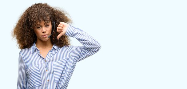 Afro-amerikai call center üzemeltető nő Haragos arc, negatív előjellel mutatja ellenszenv a hüvelykujját lefelé, elutasítás koncepció - Fotó, kép