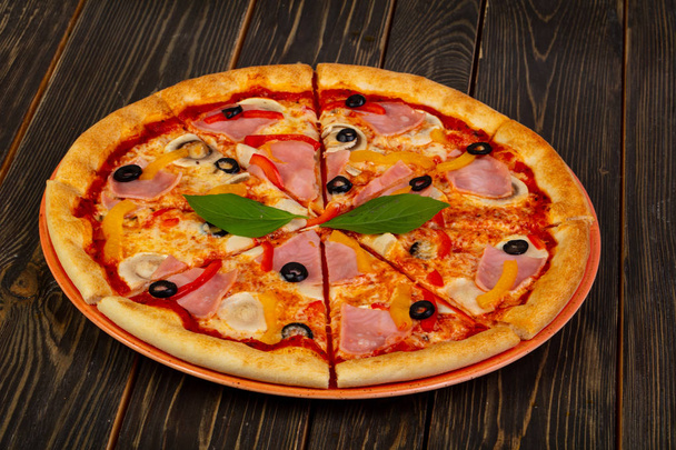 pizza met spek en champignons - Foto, afbeelding