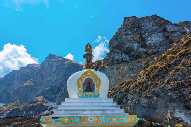 Beautiful white stone stupa against mountains and blue sky in Himalayas, Nepal. - Foto, afbeelding