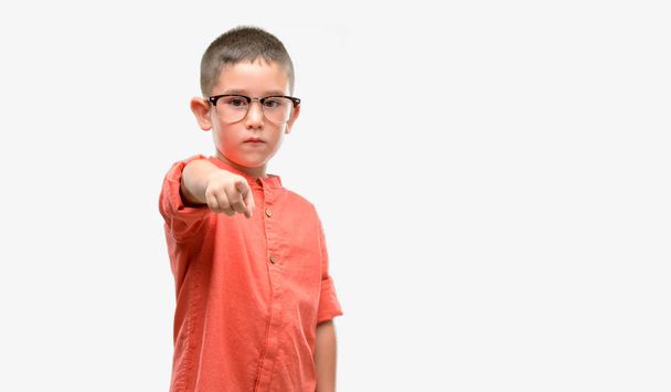 Темноволоса маленька дитина в окулярах вказує пальцем на камеру і до вас, знак руки, позитивний і впевнений жест спереду
 - Фото, зображення