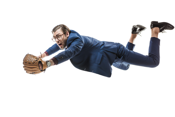 zakenman in honkbal handschoen vallen en op zoek weg geïsoleerd op wit - Foto, afbeelding