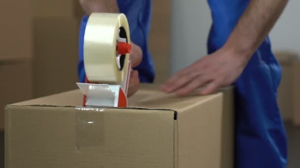 Moving service worker packing and taking out box, relocation services, migration - Séquence, vidéo