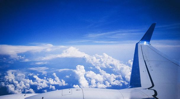 Nuvens e céu como visto através da janela de uma aeronave. - Foto, Imagem