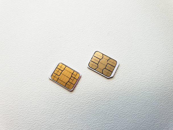 due micro schede SIM su una superficie di sfondo chiaro
 - Foto, immagini