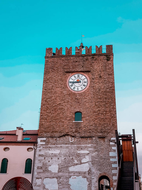 Piazza Ferretto. Διάσημο αρχιτεκτονικές λεπτομέρειες των κτιρίων της πόλης Μέστρε, Ιταλία.  - Φωτογραφία, εικόνα