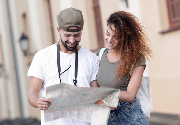 giovane coppia turistica con mappa in cerca di un modo
 - Foto, immagini
