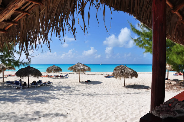 Vista di una spiaggia tropicale con persone in vacanza. isola nel Mar dei Caraibi
. - Foto, immagini