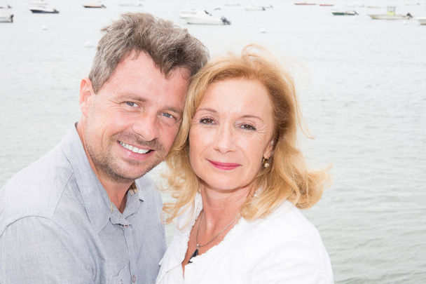 mediana edad madura retrato feliz pareja en la orilla del mar
 - Foto, imagen