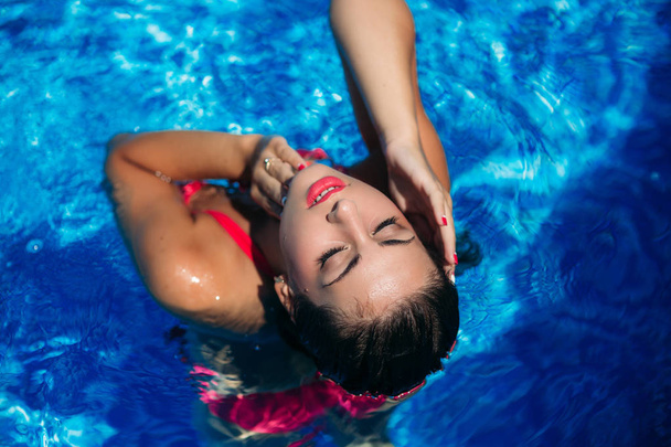 Módní focení sexy dívka s tvoří v růžové plavky. Pohled shora - Fotografie, Obrázek