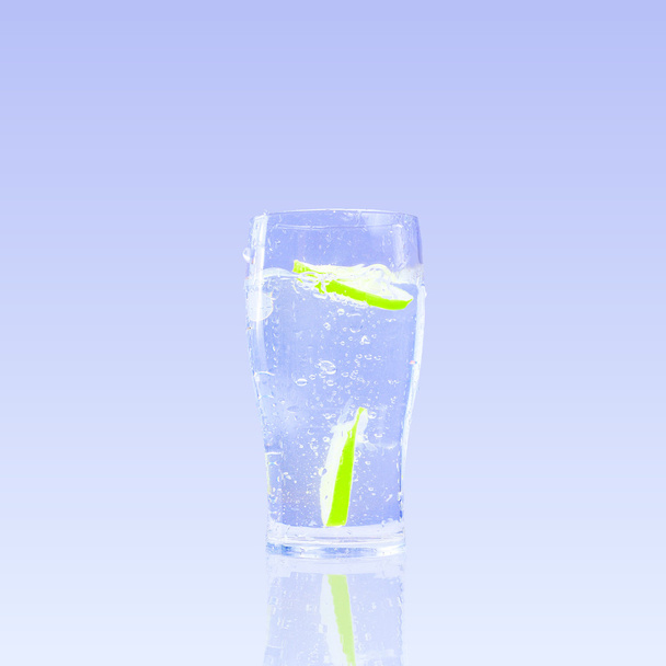 Тропический напиток с лимоном в стакане
 - Фото, изображение