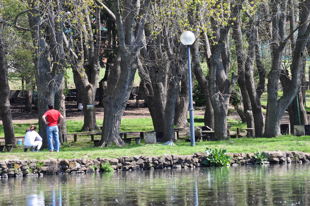 TANDIL, ARGENTINA - SEPTIEMBRE 2014: La gente es vista en la costa del lago del Fuerte en Tandil, Buenos Aires, Argentina
.  - Foto, Imagen