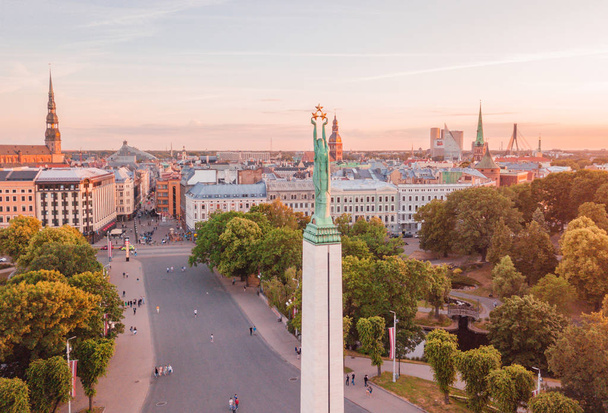 June 10, 2018. Riga, Latvia. Beautiful aerial view of the statue of liberty Milda in the center of the old town during amazing evening sunset view. - Fotoğraf, Görsel