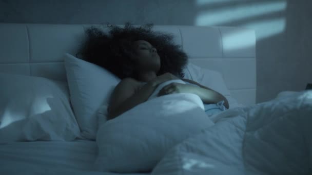 Αϋπνία για νεαρή μαύρη γυναίκα στον ύπνο στο κρεβάτι στο σπίτι - Πλάνα, βίντεο
