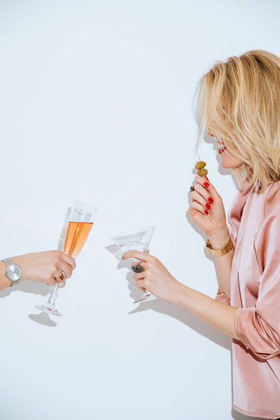 Mulher muito caucasiana bebendo martini na festa
. - Foto, Imagem