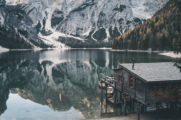 Boats and old house at the alpine mountain lake. Lago di Braies, Dolomites Alps, Italy - Fotografie, Obrázek