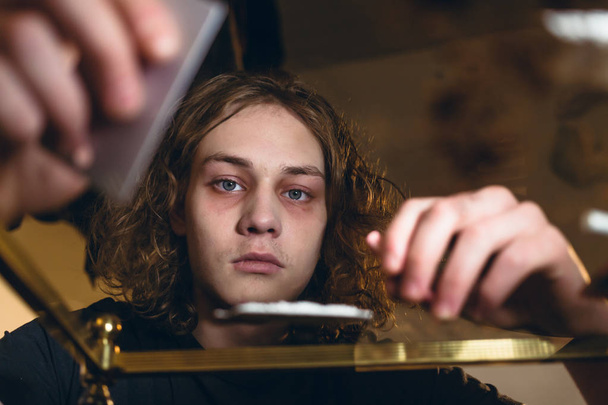 薬物乱用によって影響を受けるティーンエイ ジャーのクローズ アップの肖像画 - 写真・画像