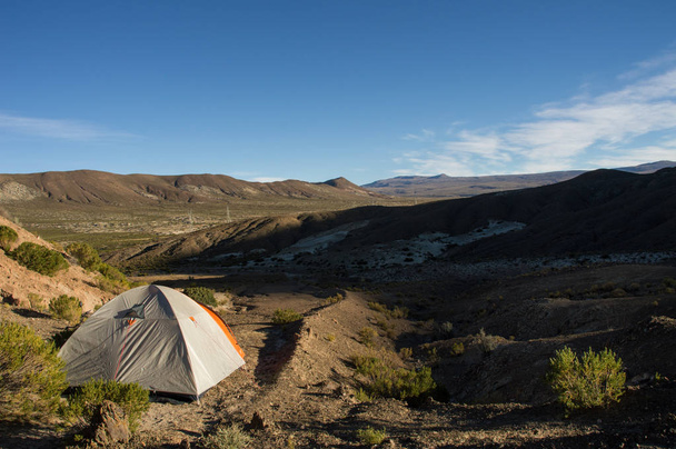 camping sauvage avec tente dans un petit emplacement sur les hauts plateaux boliviens
 - Photo, image