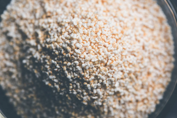Амарант або раджгіра лахай в мисці з солодким соусом. вибірковий фокус
 - Фото, зображення