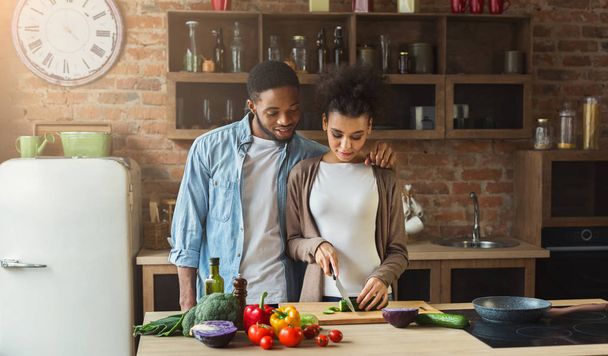 Αγάπη ζευγάρι Αφρικανικός-Αμερικανός μαγειρέματος στην κουζίνα loft - Φωτογραφία, εικόνα