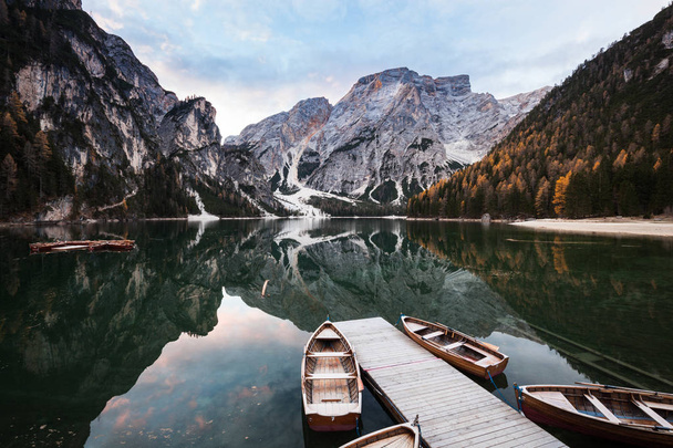 Boats on Lago di Braies mountain lake. Dolomites Alps, Italy - Fotografie, Obrázek