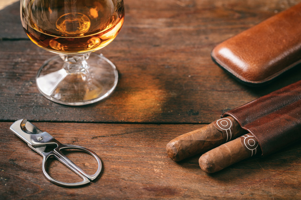 Kubańskie cygara i kieliszku Koniak brandy na podłoże drewniane, widok zbliżenie z szczegóły - Zdjęcie, obraz