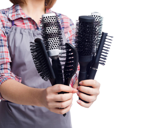 Cabeleireiro segurando vários pentes ou escovas de cabelo
 - Foto, Imagem