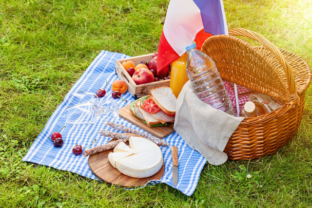 Праздничный пикник в честь национального праздника Франции день на зеленой траве, вид сверху
 - Фото, изображение