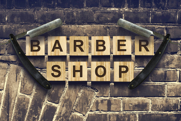 Concept Barber Shop. Un'iscrizione su cubi di legno sullo sfondo di una vecchia parete d'epoca. Bellezza. Moda
 - Foto, immagini