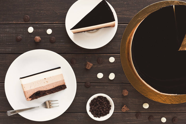Bolo de mousse de camada tripla de chocolate com esmalte
 - Foto, Imagem