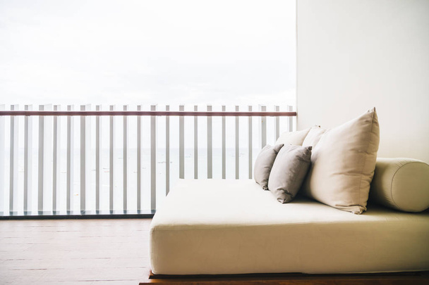 Oreiller confortable sur la décoration de canapé balcon extérieur et patio
 - Photo, image