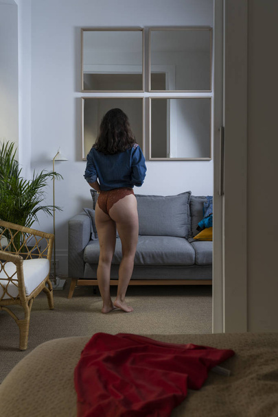 Menina sexy de pé na sala de estar
 - Foto, Imagem