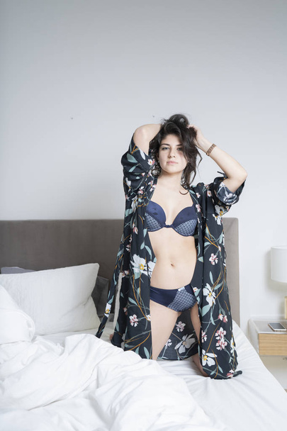 Meisje in sexy ondergoed poseren in slaapkamer - Foto, afbeelding