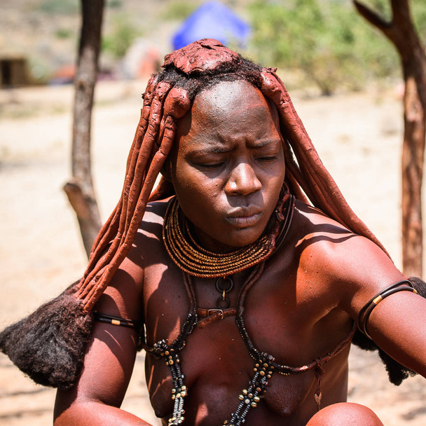KAMANJAB, NAMIBIA - SEPTEMBER 07, 2015: Unidentified woman from Himba tribe. The Himba are indigenous people living in northern Namibia and Angola - Foto, imagen