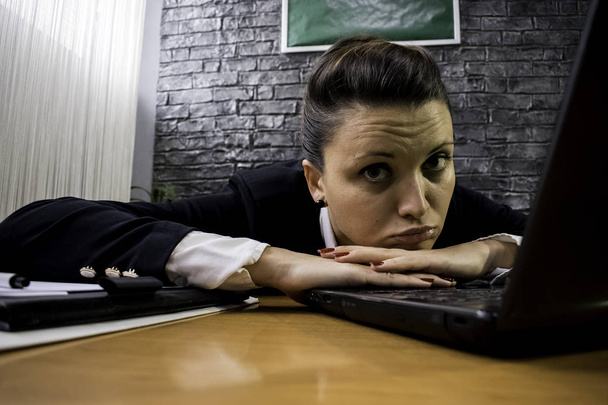 frustrovaný mladých obchodních žena před laptop - Fotografie, Obrázek