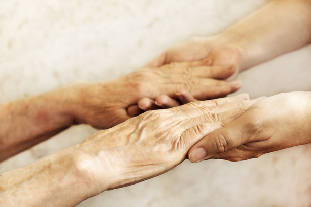 Ώριμη γυναίκα σε ηλικιωμένους φροντίδας παίρνει βοήθεια από προσωπικό νοσοκόμα σε νοσοκομείο. Ανώτερος γυναίκα w / ηλικίας ζαρωμένο δέρμα & φροντίδα δίδων, κλείνουν τα χέρια. Καθημερινή ζωή της γιαγιάς. Παρασκήνιο, αντίγραφο χώρου. - Φωτογραφία, εικόνα