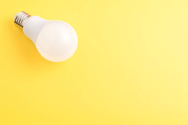 Белая лампочка на желтом фоне
 - Фото, изображение