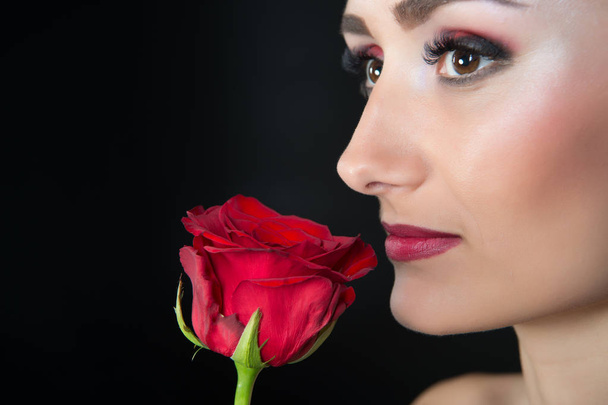 Kobieta z czerwonych róż. Piękno z kwiatem. Zmysłowe piękno. Przetarg jak kwiat. Pielęgnacja skóry i spa leczenia. Walentynki-dzień i data concept. Prezent z miłości. Dzień kobiet - Zdjęcie, obraz
