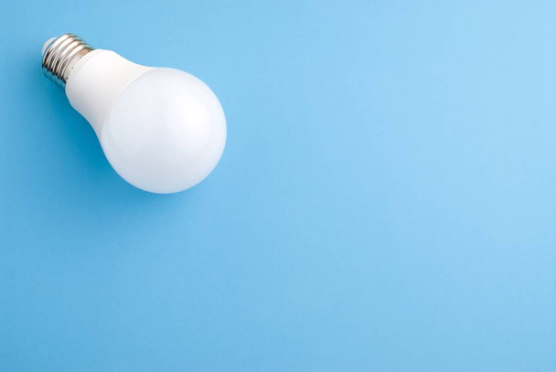 Bílá žárovka na modrém pozadí - Fotografie, Obrázek