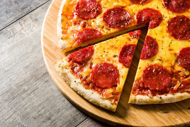 A fából készült asztal forró olasz pepperoni pizza. - Fotó, kép