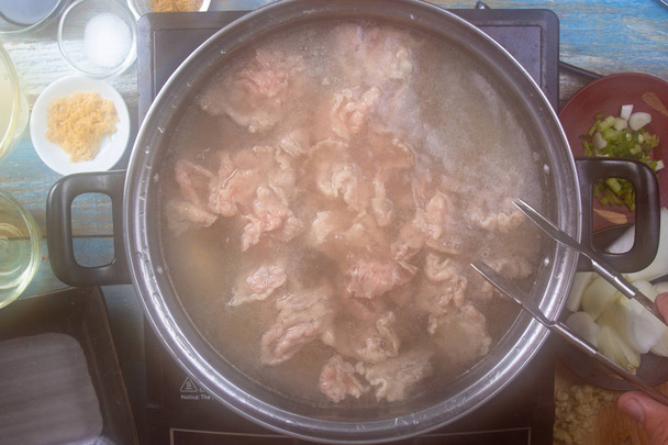 Chef échalote de bœuf à l'eau chaude pour la cuisine / Cuisine japonaise concept Gyudon
 - Photo, image
