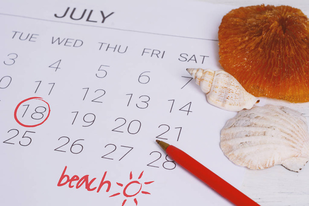 Расписание летнего календаря с летними пляжными аксессуарами. Концепция праздника
. - Фото, изображение