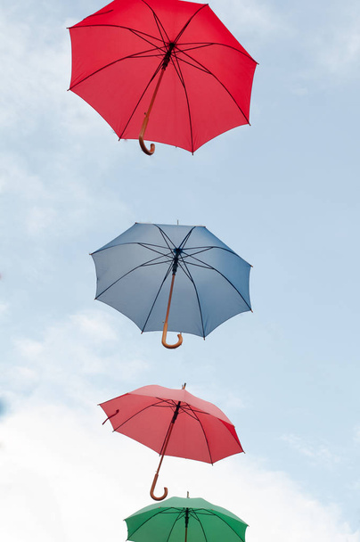 Mnoho barevné deštníky oblohu na - Fotografie, Obrázek