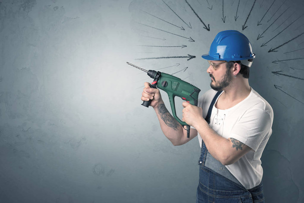 Worker standing with tool. - 写真・画像