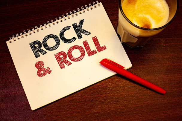 Слова, пишущие тексты Rock Roll. Бизнес-концепция для музыкального жанра Тип популярной танцевальной музыки Heavy Beat SoundNotebook страница черные красные буквы перо идеи деревянный настольный напиток
 - Фото, изображение