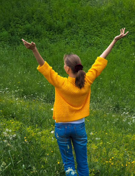Женщина-путешественница на прогулке среди зеленой травы
. - Фото, изображение